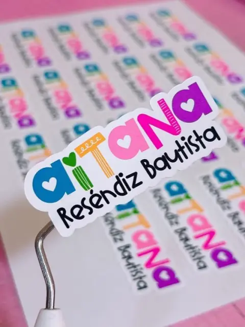 Etiqueta de silueta personalizada Alejandra Carrera - diseño 4